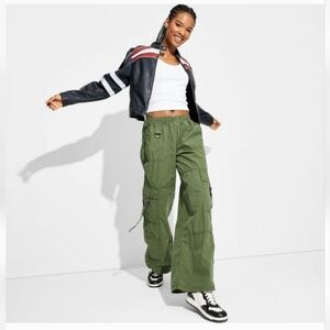 NWT Wild Fable - Women's Mid-Rise Wide Leg Cargo Pants - Size Medium